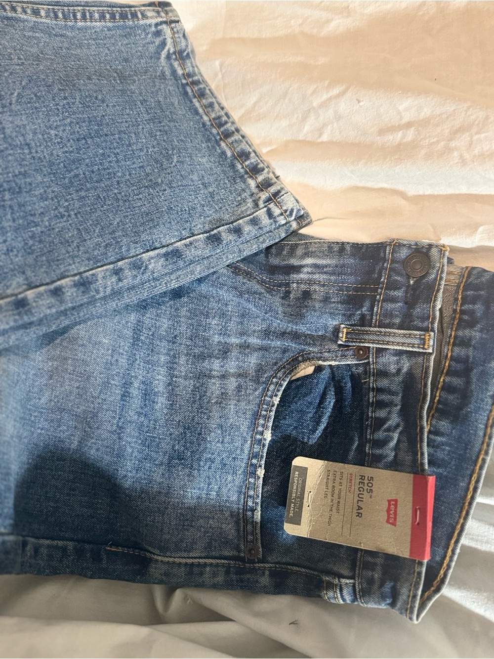 Levi's Men's Relaxed Straight Jeans in Medium Blue